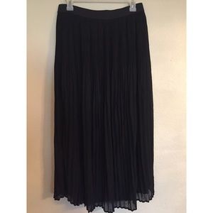 Black pleaded skirt